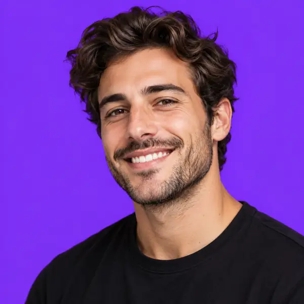 Retrato de perfil de un hombre sonriente frente a un fondo violeta intenso y uniforme