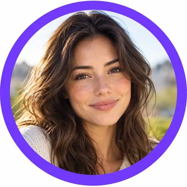 Retrato del rostro de una mujer centrado en un marco circular violeta grueso para foto de perfil