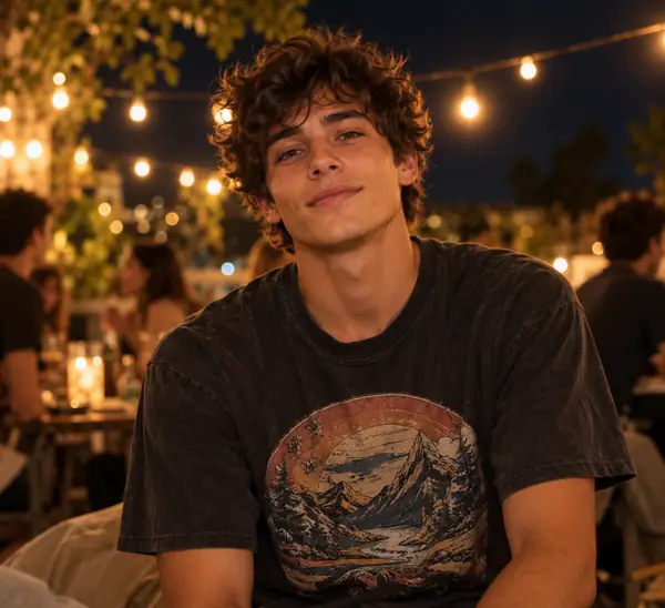 Joven con una camiseta vintage de estampado gráfico bajo luces de guirnalda cálidas por la noche