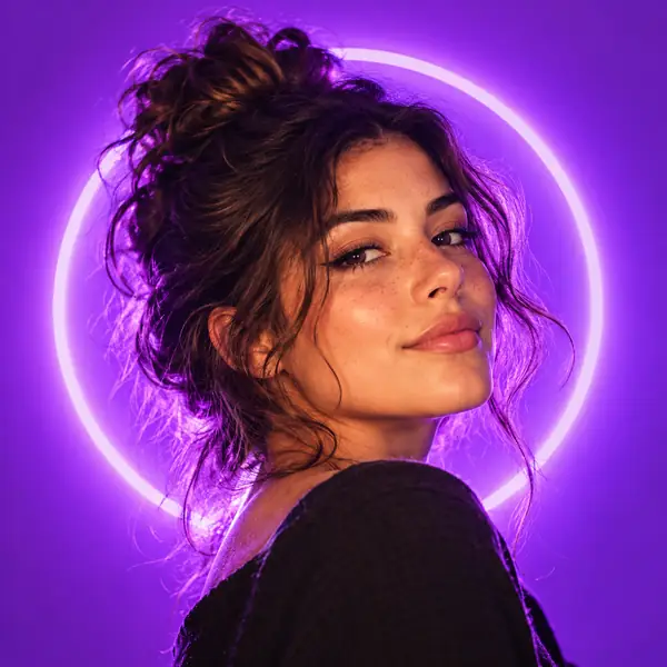 Retrato creativo y elegante con un fondo violeta intenso